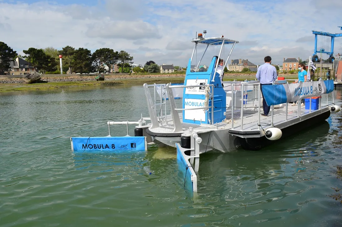 Le Mobula 8, catamaran dépollueur fabriqué par Efinor à Paimpol
